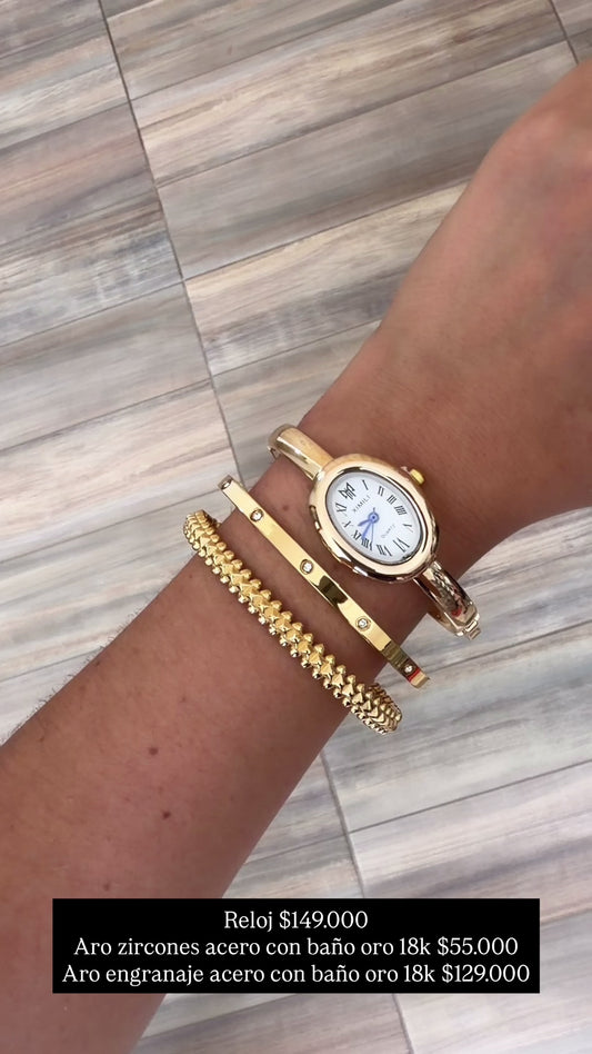 Reloj ovalado, pulseras