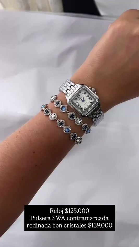 Reloj plateado, pulsera SWA contramarcada