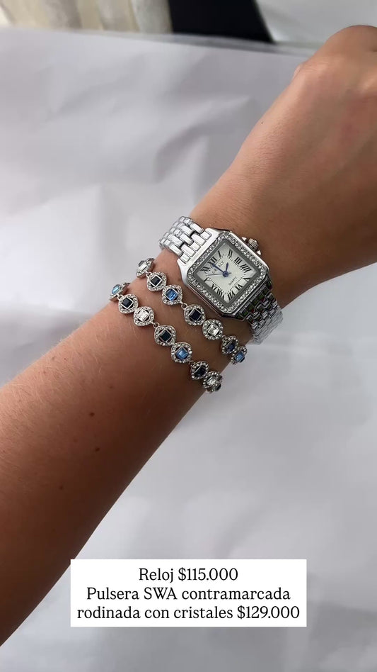 Reloj plateado, pulsera SWA contramarcada