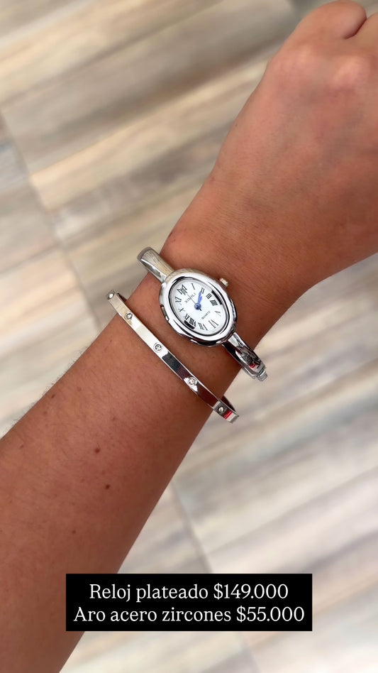 Reloj ovalado, aro zircones